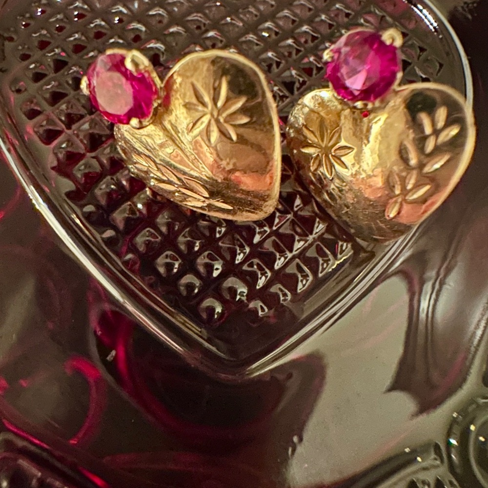 Vintage 18k solid gold earrings with Genuine Ruby & etched detailing